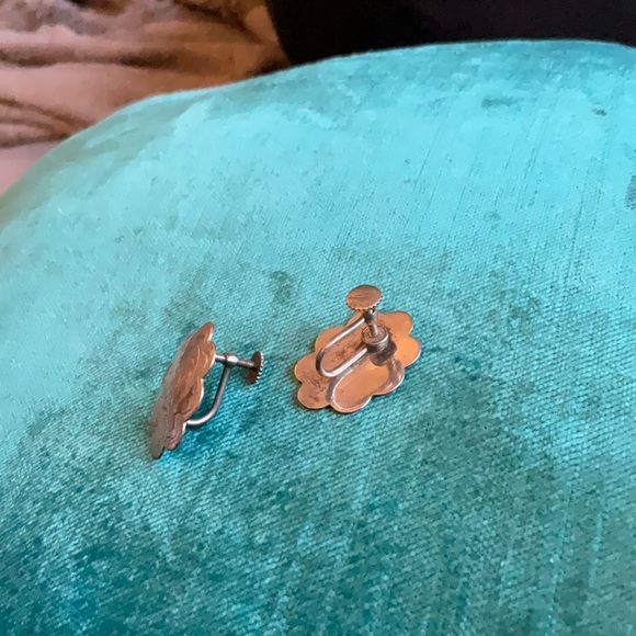 Vintage 40’s etched sterling silver earrings - floral hand etched - Picture 3 of 6